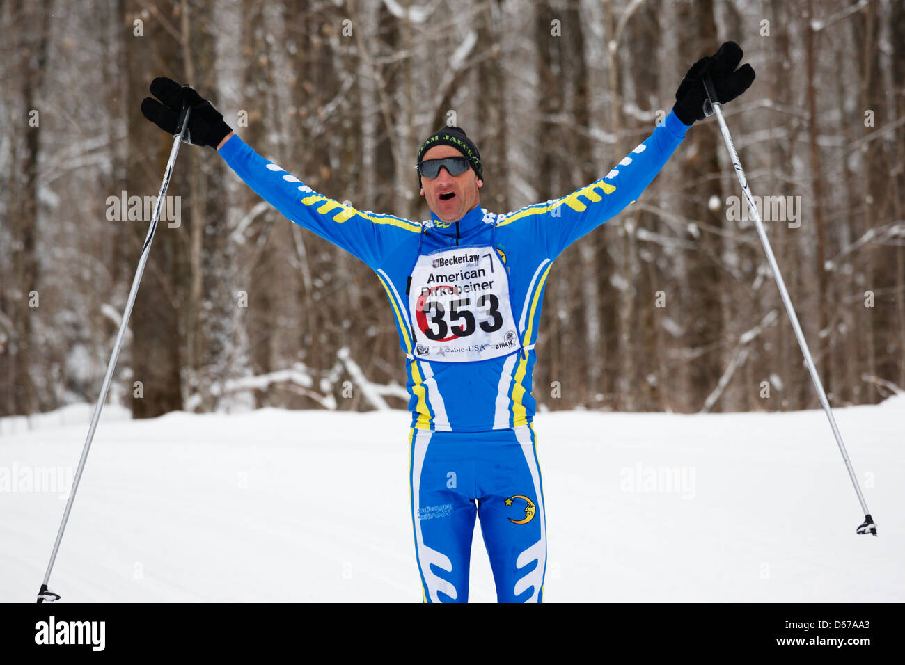 Exulte un skieur sur la piste entre le câble et Hayward, Wisconsin au cours de l'American Birkebeiner événement classique de la concurrence. Banque D'Images