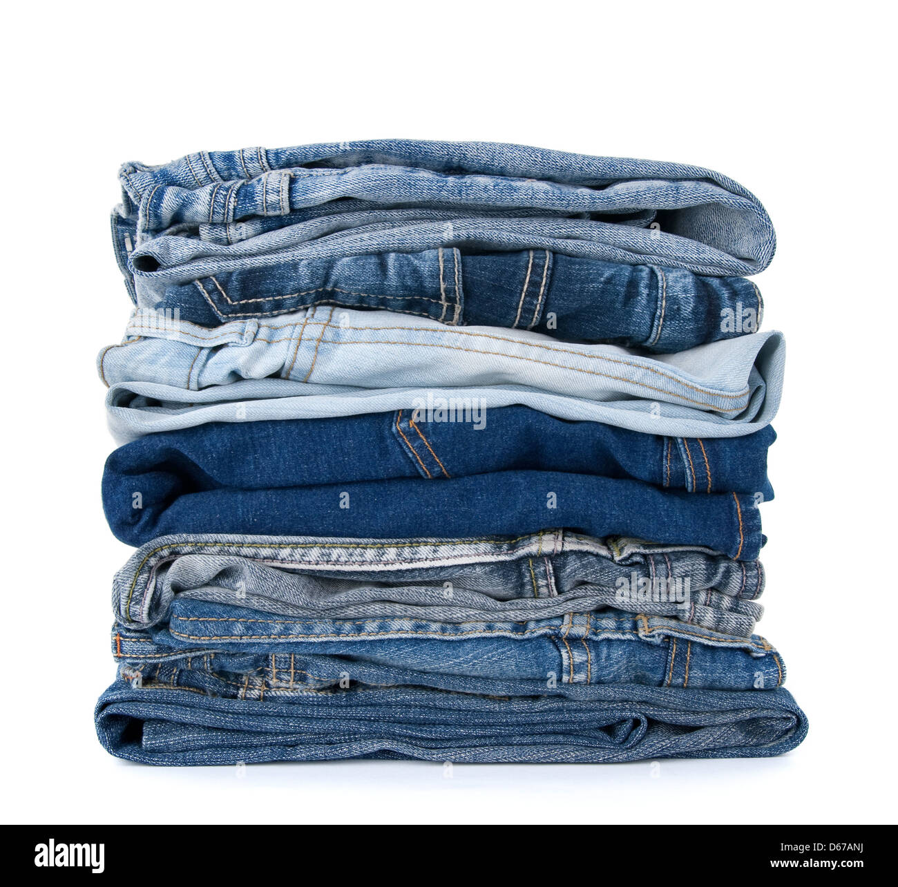 Pile de vêtements de denim bleu sur fond blanc, un jean et une veste Photo  Stock - Alamy