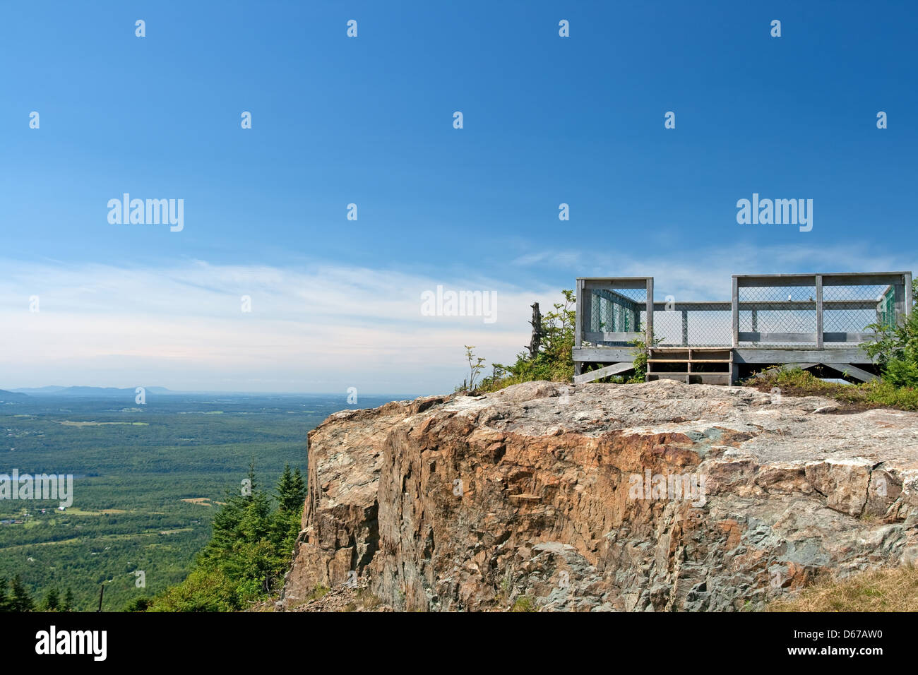 Point de vue touristique sur une falaise, belle vue à partir d'une montagne. Banque D'Images