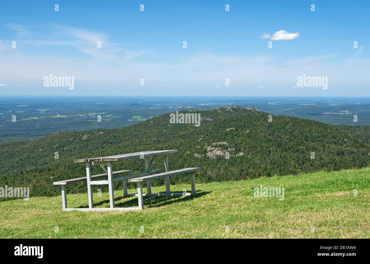 Table de pique-nique avec vue magnifique sur les montagnes. Banque D'Images