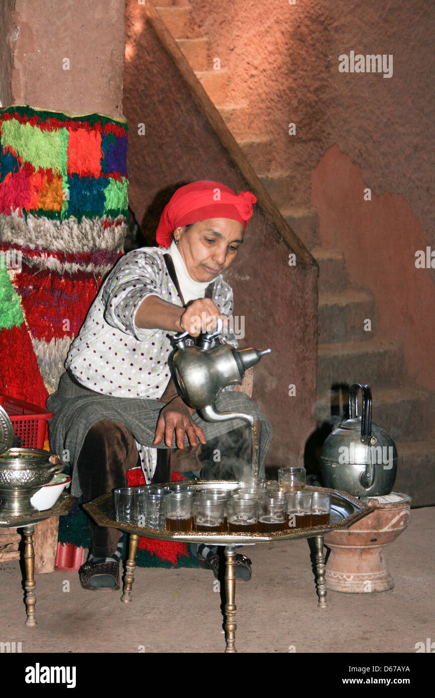 Vallée de l'Ourika, Maroc. Femme locale servant le thé à la menthe marocain. Banque D'Images