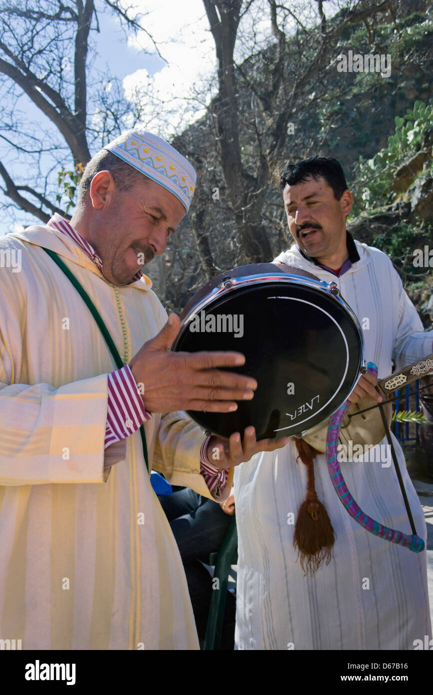 Vallée de l'Ourika, Maroc. Deux hommes jouant des instruments de musique. Banque D'Images