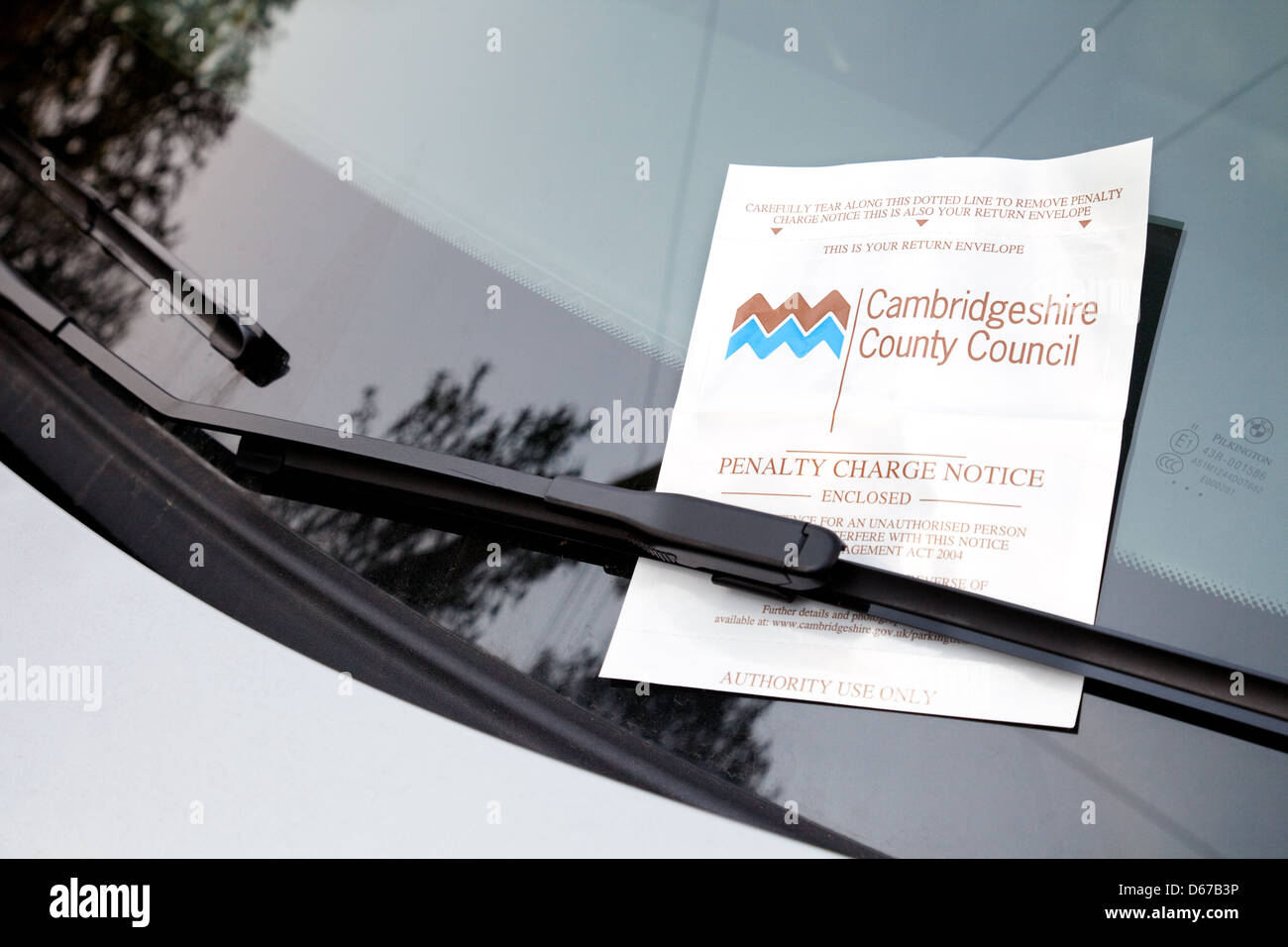 Ticket de parking sur un pare-brise de voiture dans la région de Cambridge, Royaume-Uni Banque D'Images