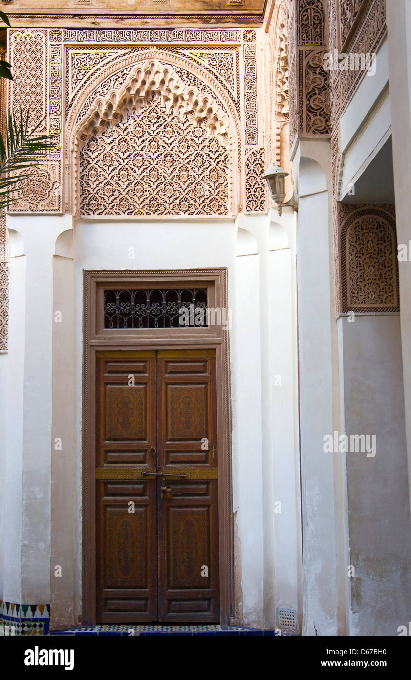 Palais Bahia, Marrakech ou Marrakech, Maroc. Très décoratif de la porte. Banque D'Images