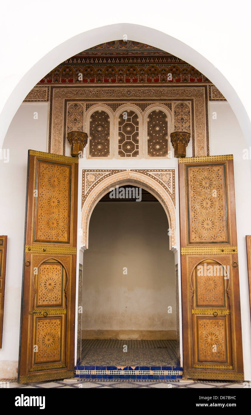 Palais Bahia, Marrakech ou Marrakech, Maroc. Très décoratif de la porte. Banque D'Images