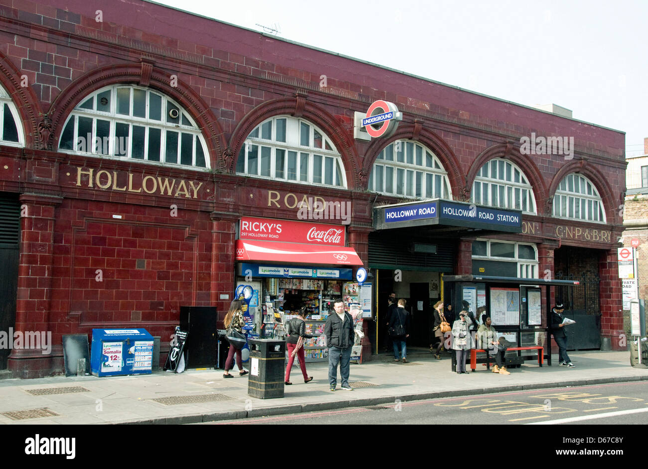 Holloway Road Station Une station de métro sur la ligne Piccadilly avec les gens et abri bus en dehors de Islington Banque D'Images