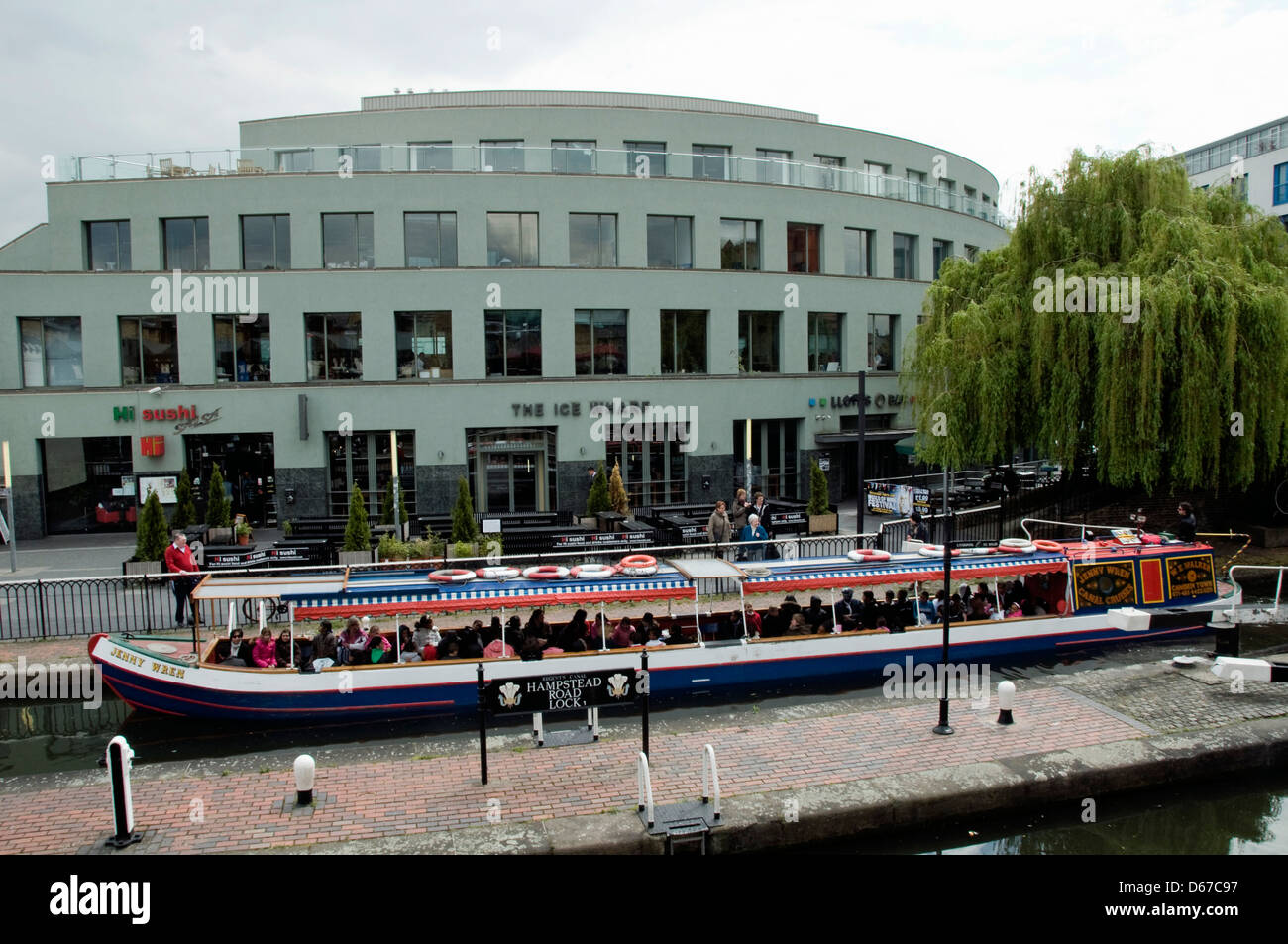 Jenny Wren étroit canal boat à Hampstead Road Lock 1 ou Camden Lock, Regent's Canal avec Ice Wharf derrière Londres Angleterre Royaume-uni Banque D'Images