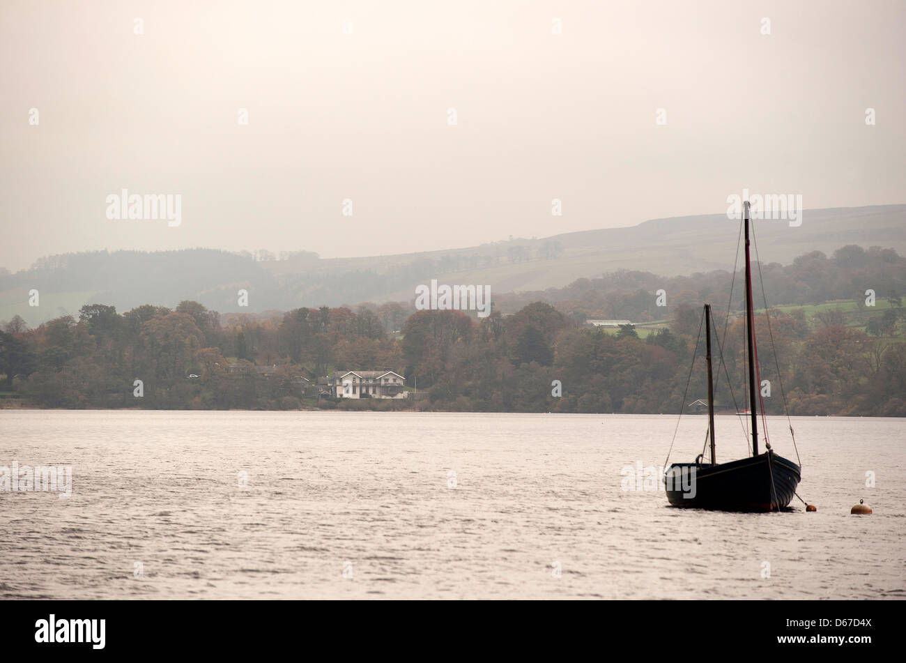 Un bateau à voile Ullswater dans le Lake District. Banque D'Images