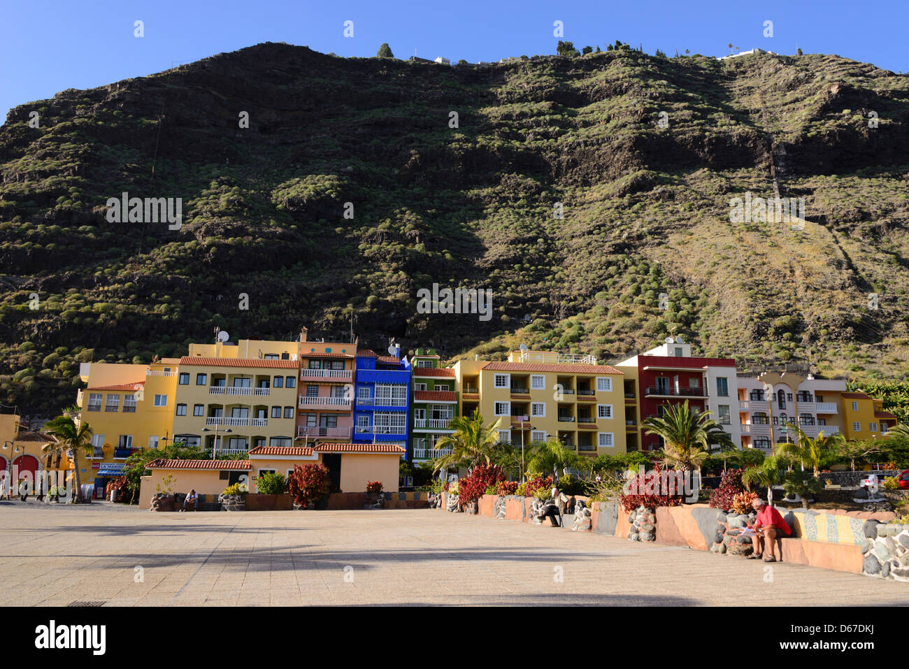 Puerto de Tazacorte, côté ouest de La Palma, de pêche et de tourisme ville côtière. Location de vacances colorées. Banque D'Images