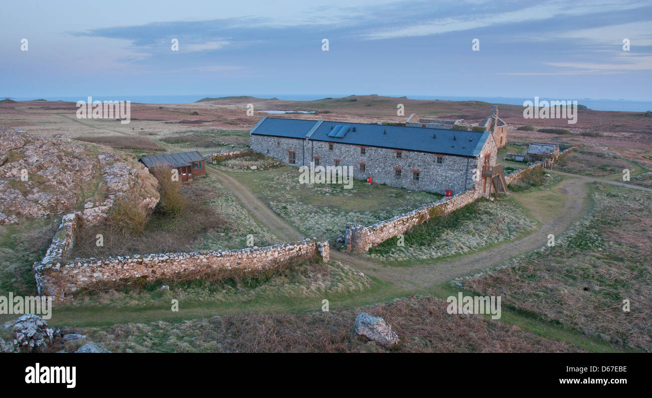 Bâtiment de ferme sur l'île de Skomer complexe qui abrite le volontaire et logement Banque D'Images