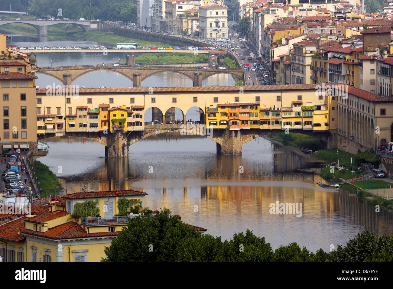 Le célèbre Ponte Vecchio s'étend sur l'Arno à Florence Italie Banque D'Images