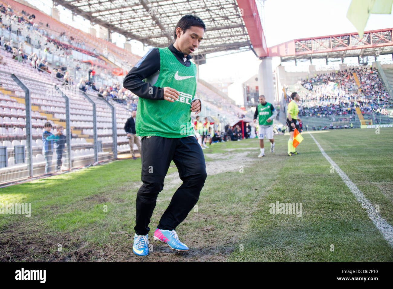 Yuto Nagatomo (Inter), le 14 avril 2013 - Football / Soccer : Yuto Nagatomo de chauffe lors l'Italien 'Serie' un match entre Cagliari 2-0 Inter Milan au Stadio Nereo Rocco à Trieste (Italie). (Photo par Enrico Calderoni/AFLO SPORT) Banque D'Images