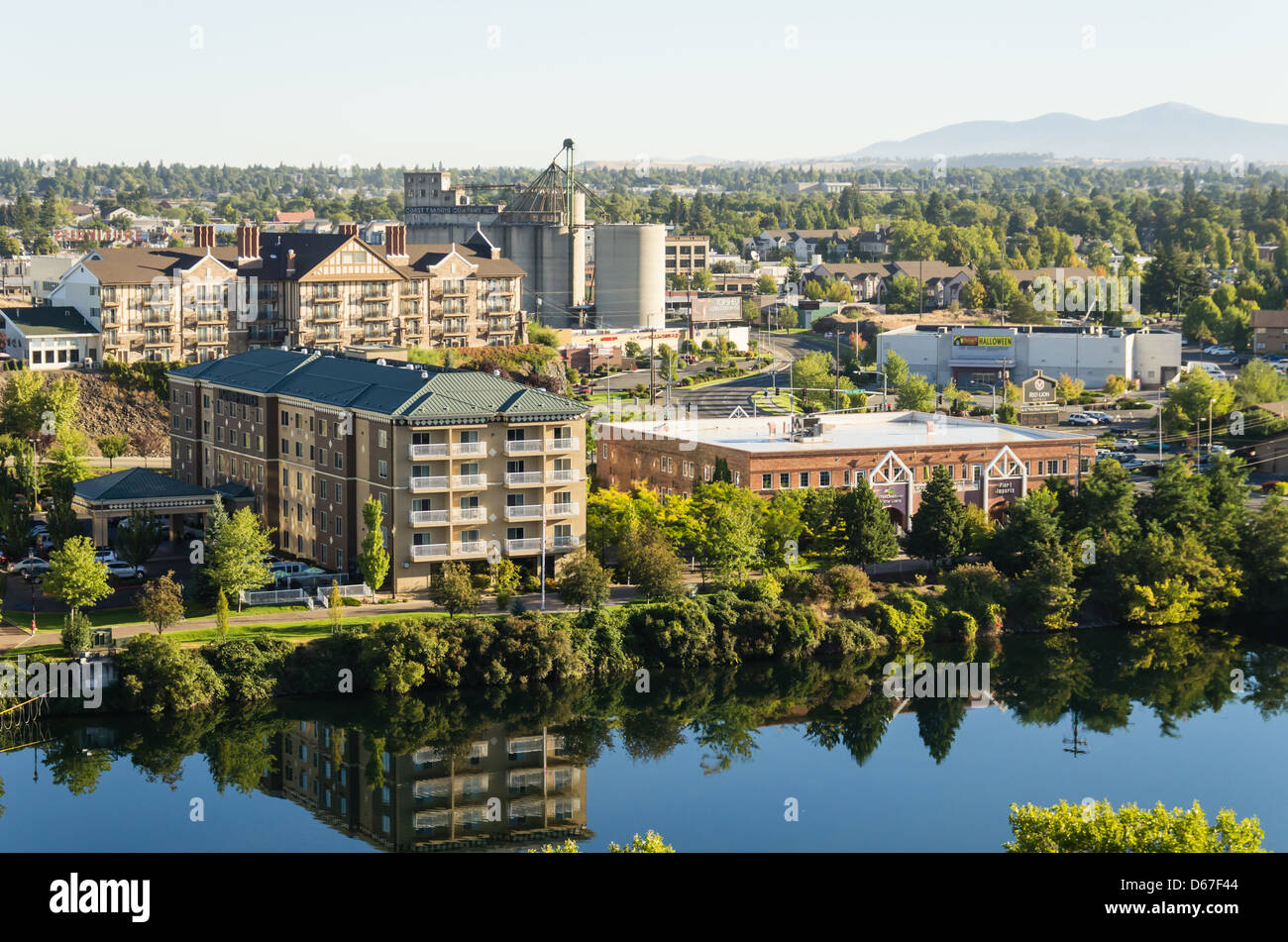 Des hôtels et des commerces le long de la rivière Spokane, Spokane, Washington, USA Banque D'Images