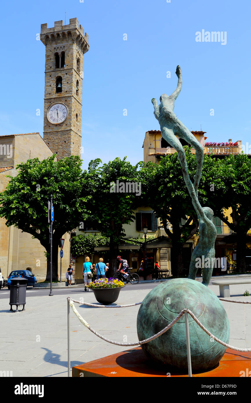 Sculpture dans Piazza Primo Conti en Fiesole. La ville est un court voyage en autobus de Florence. Banque D'Images