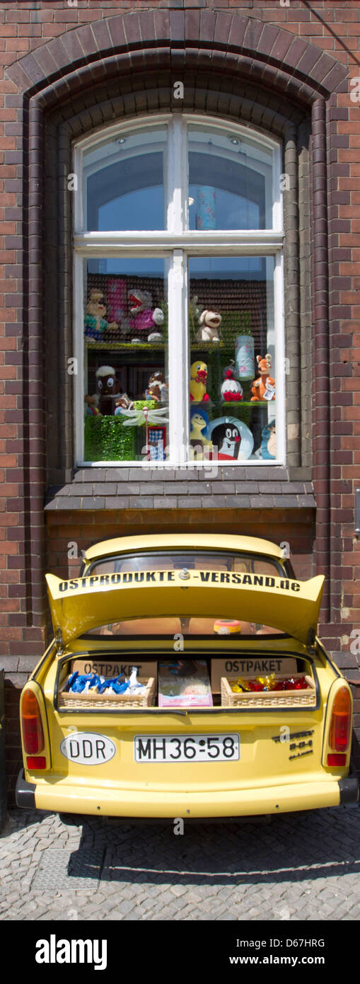 L'extrémité arrière d'une vieille voiture Trabant est utilisé comme un espace de publicité par le commerce des produits de l'Allemagne de l'entreprise en Allemagne, Tangermuende, 29 mai 2012. La région de l'Altmark a 235 000 habitants sur 4 717 km carrés et motifs énumère parmi les moins peuplées de l'Allemagne. Photo : Jens Wolf Banque D'Images