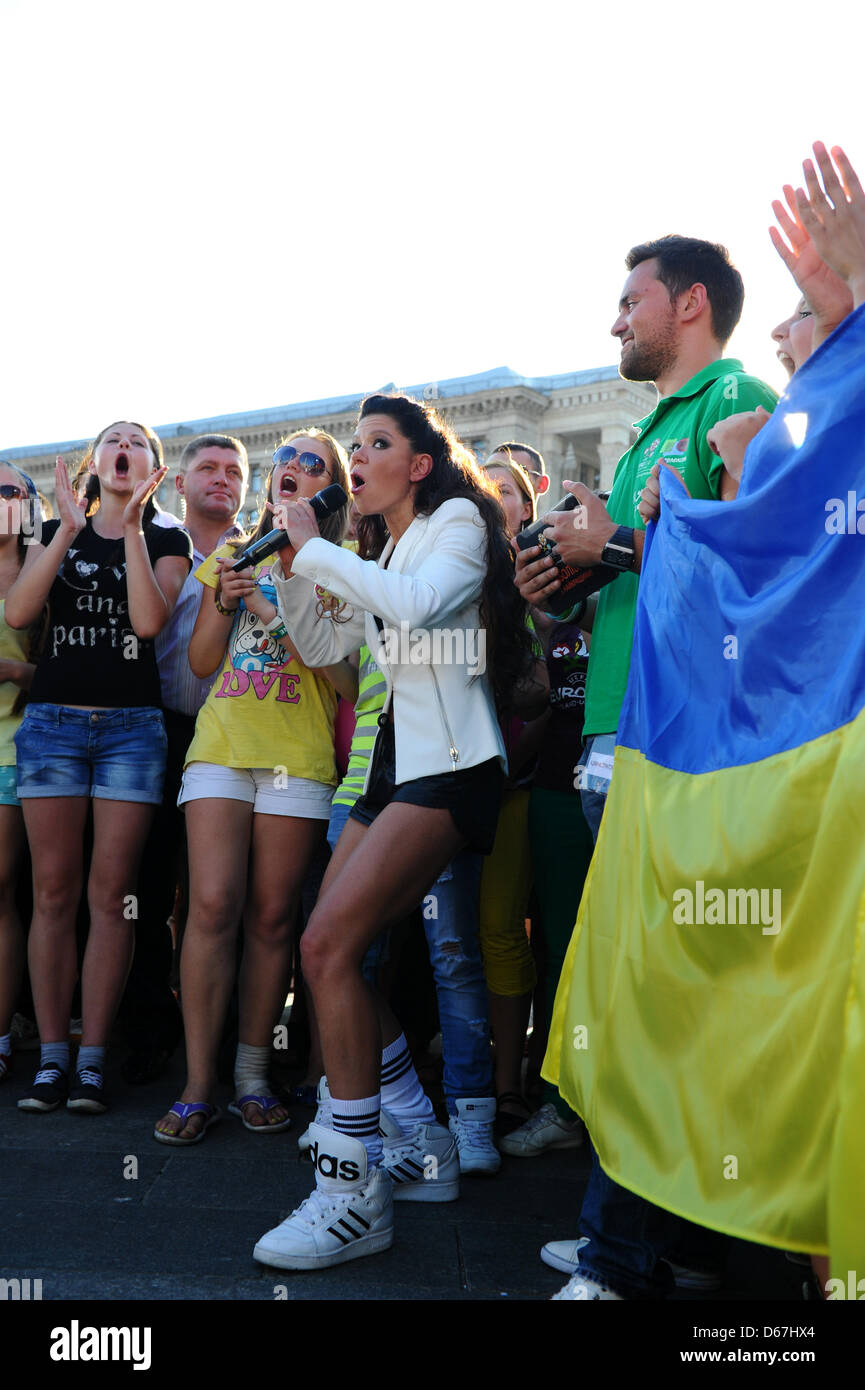 La chanteuse ukrainienne Ruslana parle de fans sur la place de l'Indépendance à Kiev, Ukraine, le 19 juin 2012. Ruslana a remporté le Concours Eurovision de la Chanson 2004 à Istanbul, Turquie, avec le titre les danses. En outre, elle est un symbole figure de la révolution orange en Ukraine. Photo : Thomas Eisenhuth Banque D'Images