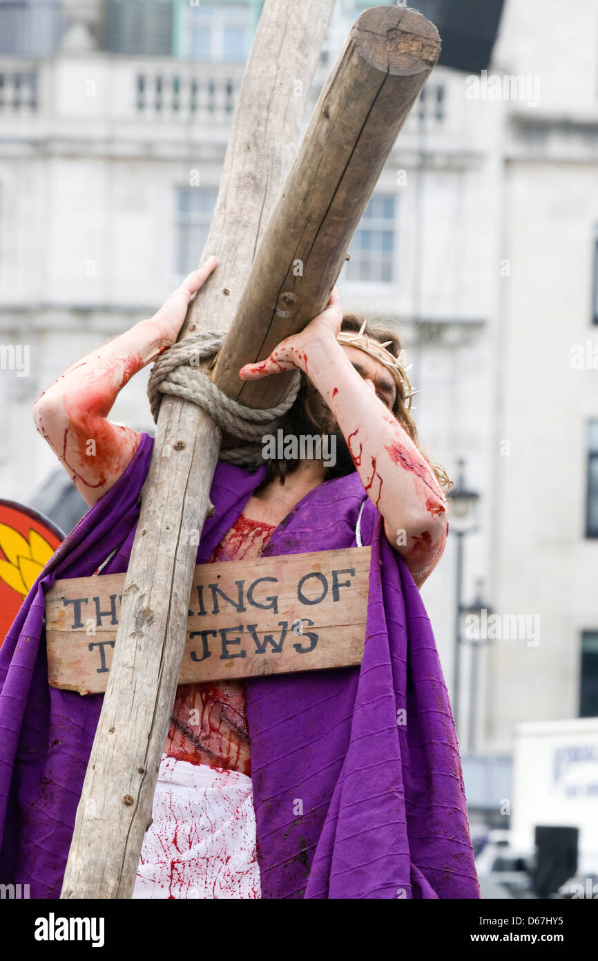 La Passion de Jésus à Trafalgar Square par les joueurs Wintershall le Vendredi Saint London England Banque D'Images