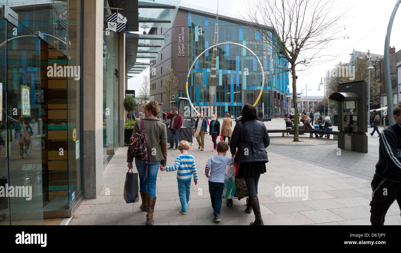 Quelques acheteurs avec des enfants dans le centre commercial près de la bibliothèque de Cardiff et John Lewis department store Cardiff Banque D'Images