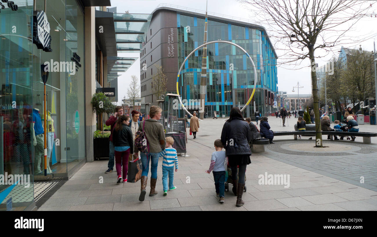Les clients qui marchent avec les enfants dans la rue commerçante piétonne à proximité La bibliothèque de Cardiff et le grand magasin John Lewis Cardiff, Royaume-Uni KATHY DEWITT Banque D'Images