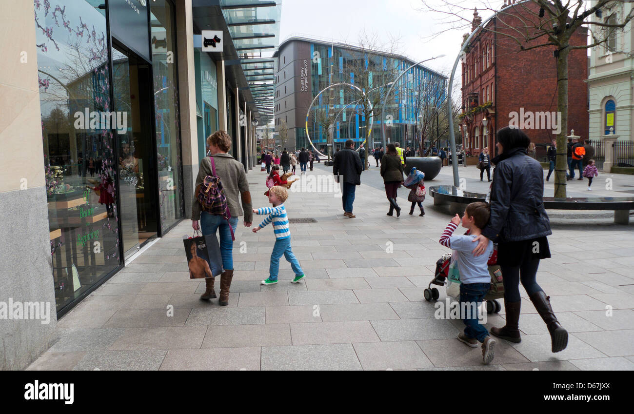 Quelques acheteurs avec des enfants dans le centre commercial près de la bibliothèque de Cardiff et John Lewis department store Cardiff Banque D'Images