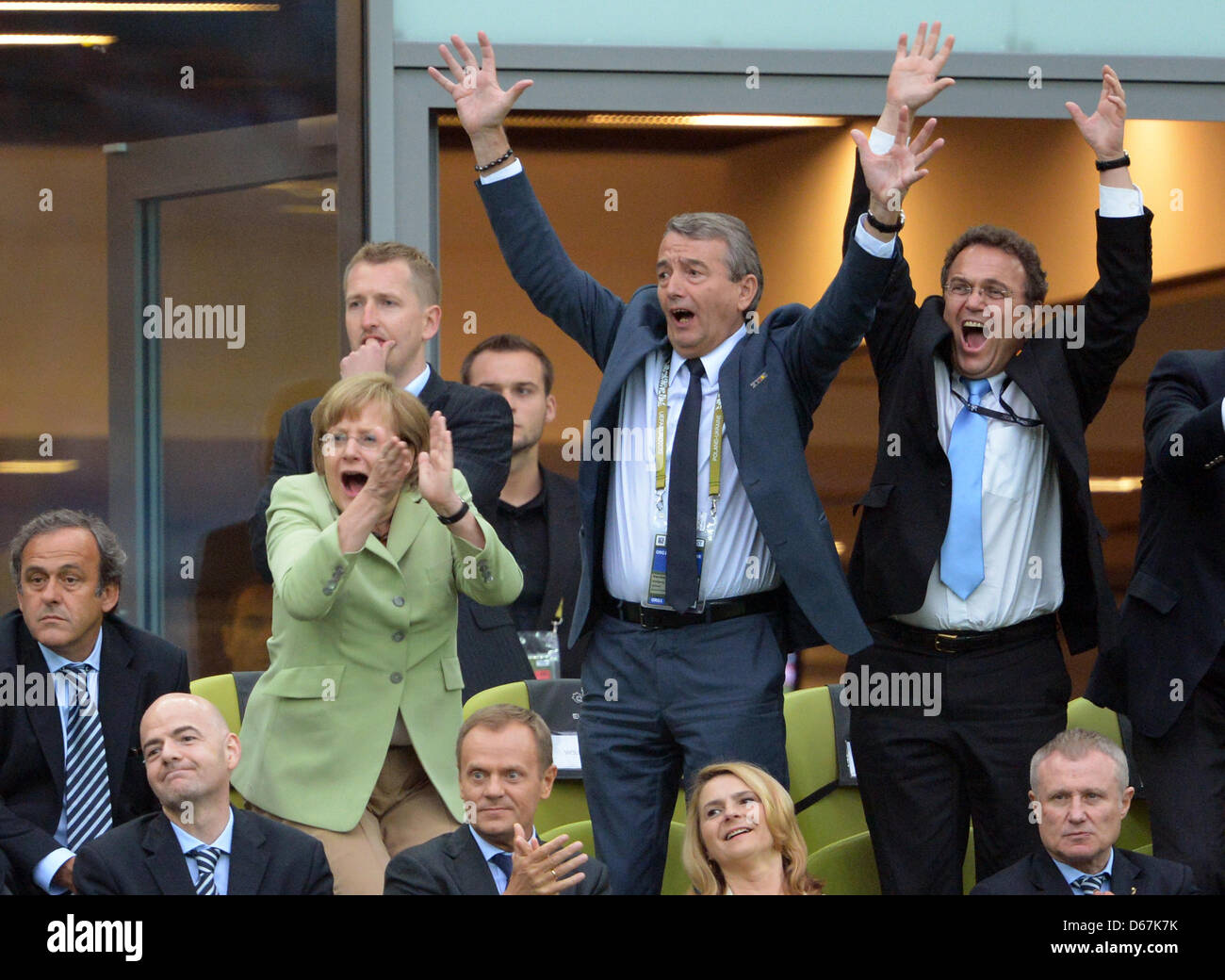 La chancelière allemande Angela Merkel (L-R), président de la Fédération allemande de football (DFB), Wolfgang Niersbach, et ministre allemand de l'Intérieur, Hans-Peter Friedrich, à réagir pendant l'UEFA EURO 2012 football match de quart de finale l'Allemagne contre la Grèce à Arena Gdansk à Gdansk, Pologne, 22 juin 2012. Photo : Marcus Brandt dpa (veuillez vous reporter aux chapitres 7 et 8 de l'http://dpaq.de/Ziovh pour UE Banque D'Images