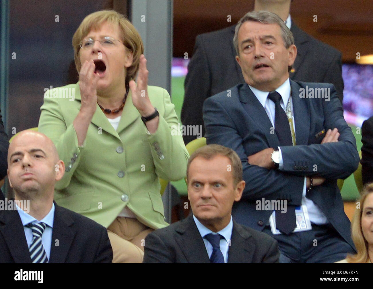 La chancelière allemande Angela Merkel (L), réagit en regard de président de la Fédération allemande de football (DFB), Wolfgang Niersbach, pendant l'UEFA EURO 2012 football match de quart de finale l'Allemagne contre la Grèce à Arena Gdansk à Gdansk, Pologne, 22 juin 2012. Photo : Marcus Brandt dpa (veuillez vous reporter aux chapitres 7 et 8 de l'http://dpaq.de/Ziovh de l'UEFA Euro 2012 Termes & Conditions)  + + +(c) afp - Bildf Banque D'Images