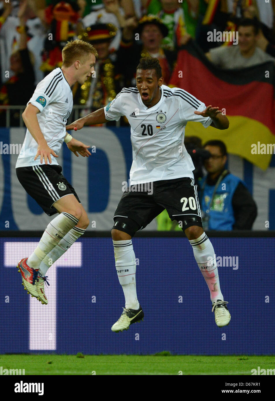 L'Allemagne Marco Reus (L) célèbre son 4-1 avec Jérôme Boateng pendant l'UEFA EURO 2012 football match quart de finale- Allemagne contre la Grèce à Arena Gdansk à Gdansk, Pologne, 22 juin 2012. Photo : Marcus Brandt dpa (veuillez vous reporter aux chapitres 7 et 8 de l'http://dpaq.de/Ziovh de l'UEFA Euro 2012 Termes & Conditions) Banque D'Images