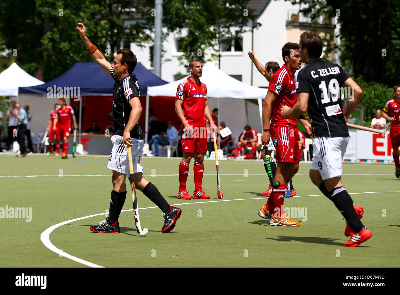 L'Allemagne Matthias Witthaus (l) et Christopher Zeller (r) sont illustrés sur le terrain lors d'un match national de hockey entre l'Allemagne et la Belgique à DSD à Duesseldorf, Allemagne, 23 juin 2012. Photo : Revierfoto Banque D'Images