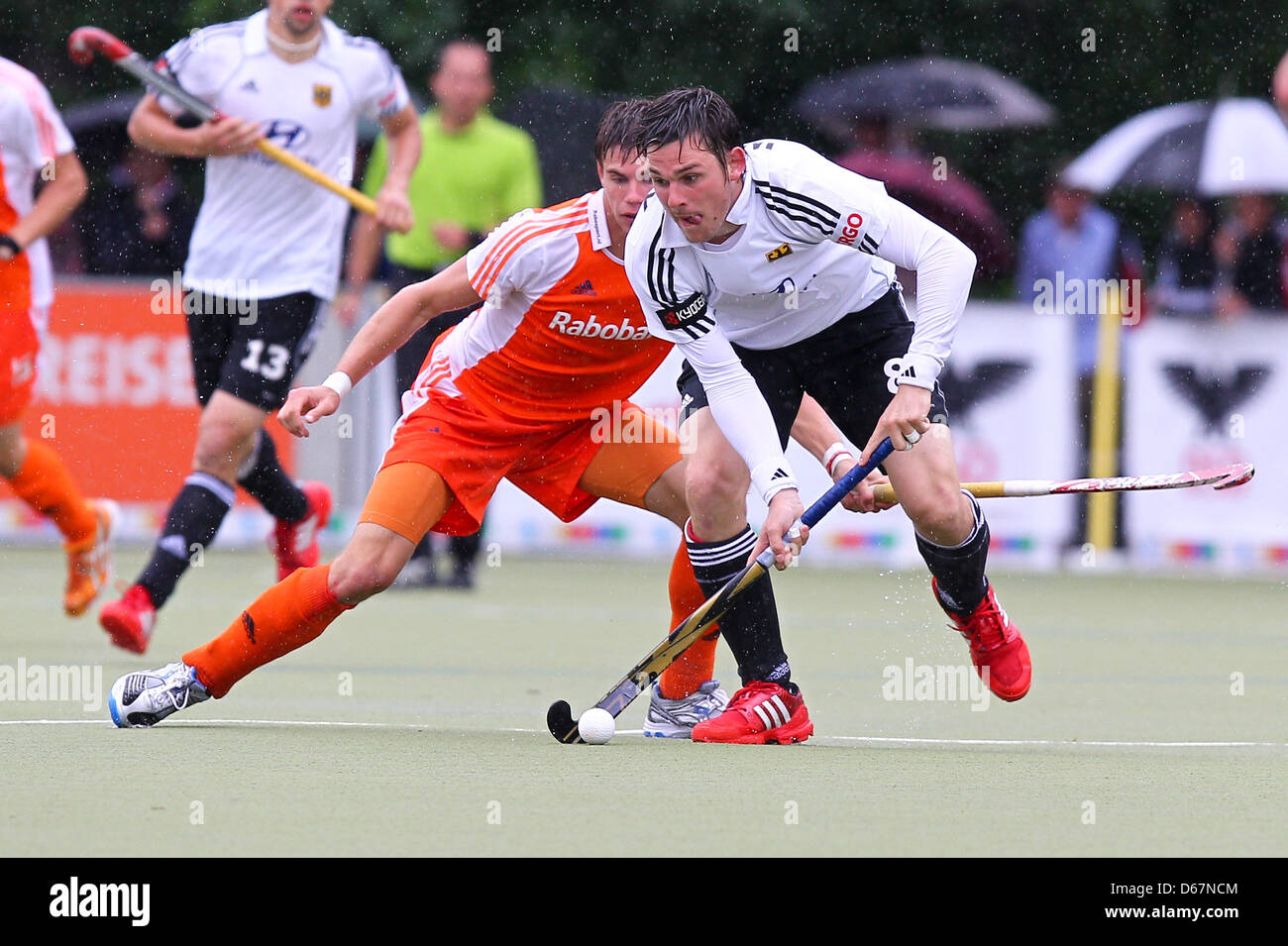 La ponceuse néerlandais De Wijn (L) rivalise pour le bal avec l'Allemagne lors de l'international Wesley Christopher field hockey match entre les Pays-Bas et l'Allemagne sur un champ de DSD Duesseldorf à Duesseldorf, Allemagne, 24 juin 2012. Photo : Revierfoto Banque D'Images