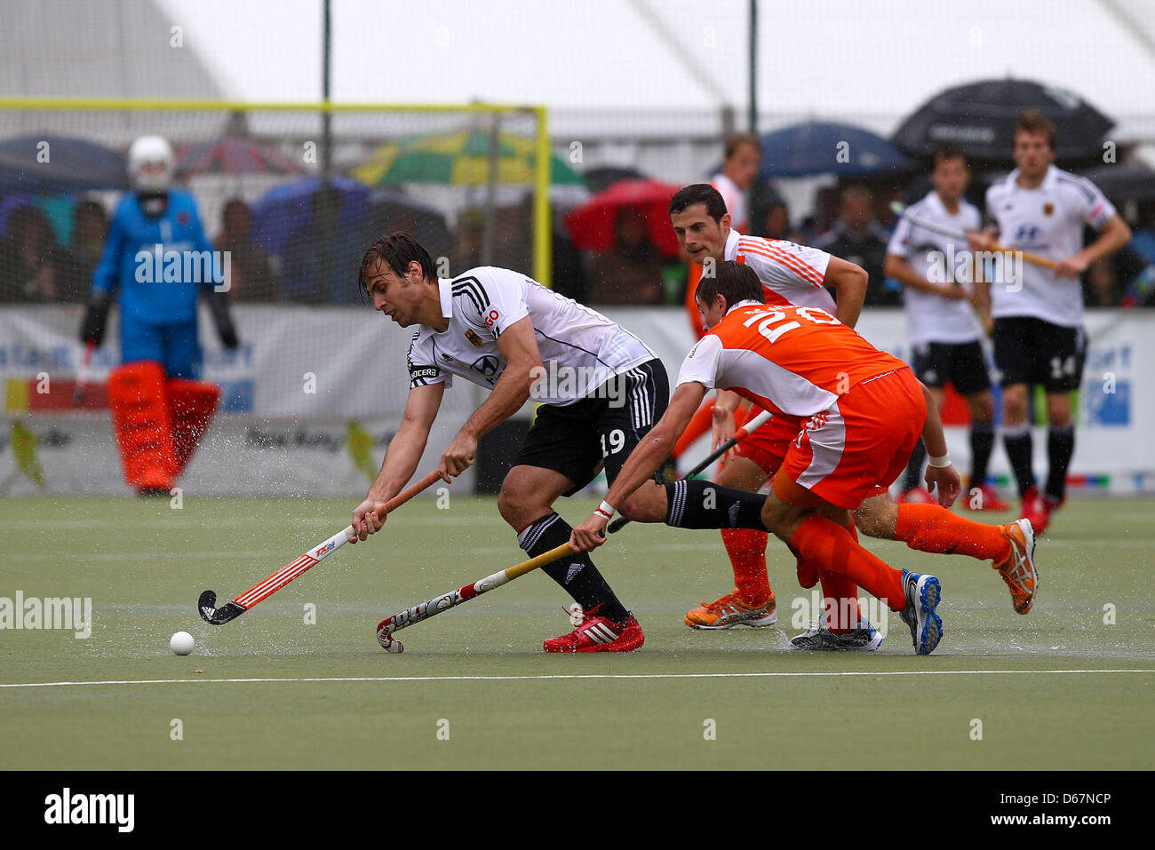 La ponceuse néerlandais De Wijn (R) convoite la la balle avec l'Allemagne lors de l'international Zeller Christopher field hockey match entre les Pays-Bas et l'Allemagne sur un champ de DSD Duesseldorf à Duesseldorf, Allemagne, 24 juin 2012. Photo : Revierfoto Banque D'Images