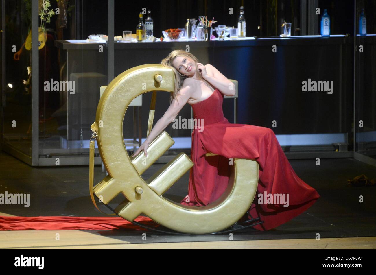 Anna Gabler comme Gutrune effectue dans la dernière répétition générale de l'opéra de Wagner "Crépuscule des dieux" à l'Opéra d'État bavarois de Munich, Allemagne, 25 juin 2012. La 1ère pièce lors de Festival d'Opéra de Munich le 30 juin 2012. Photo : Felix Hoerhager Banque D'Images