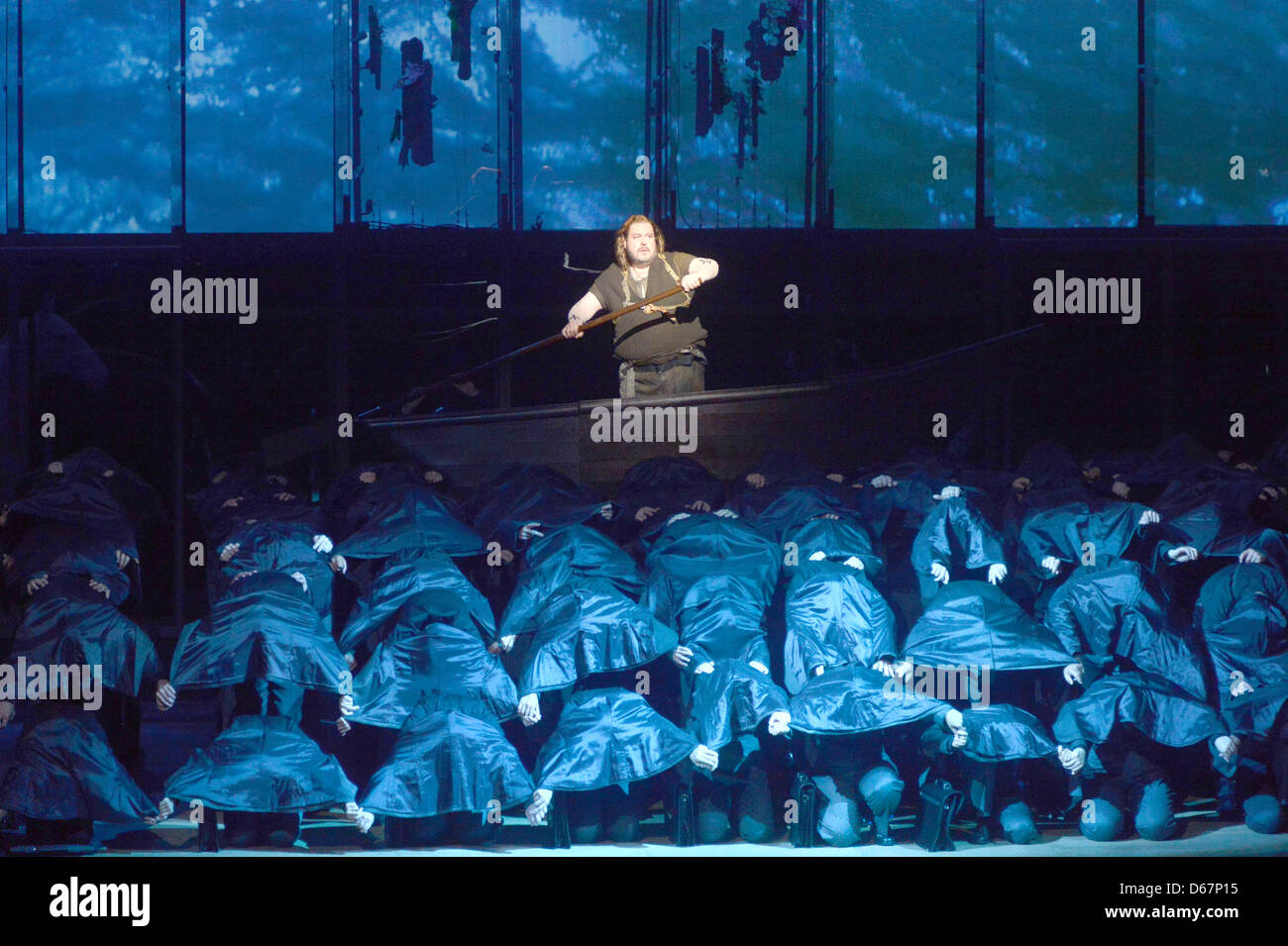 Stephen Gould comme Siegfried effectue dans la dernière répétition générale de l'opéra de Wagner "Crépuscule des dieux" à l'Opéra d'État bavarois de Munich, Allemagne, 25 juin 2012. La 1ère pièce lors de Festival d'Opéra de Munich le 30 juin 2012. Photo : Felix Hoerhager Banque D'Images