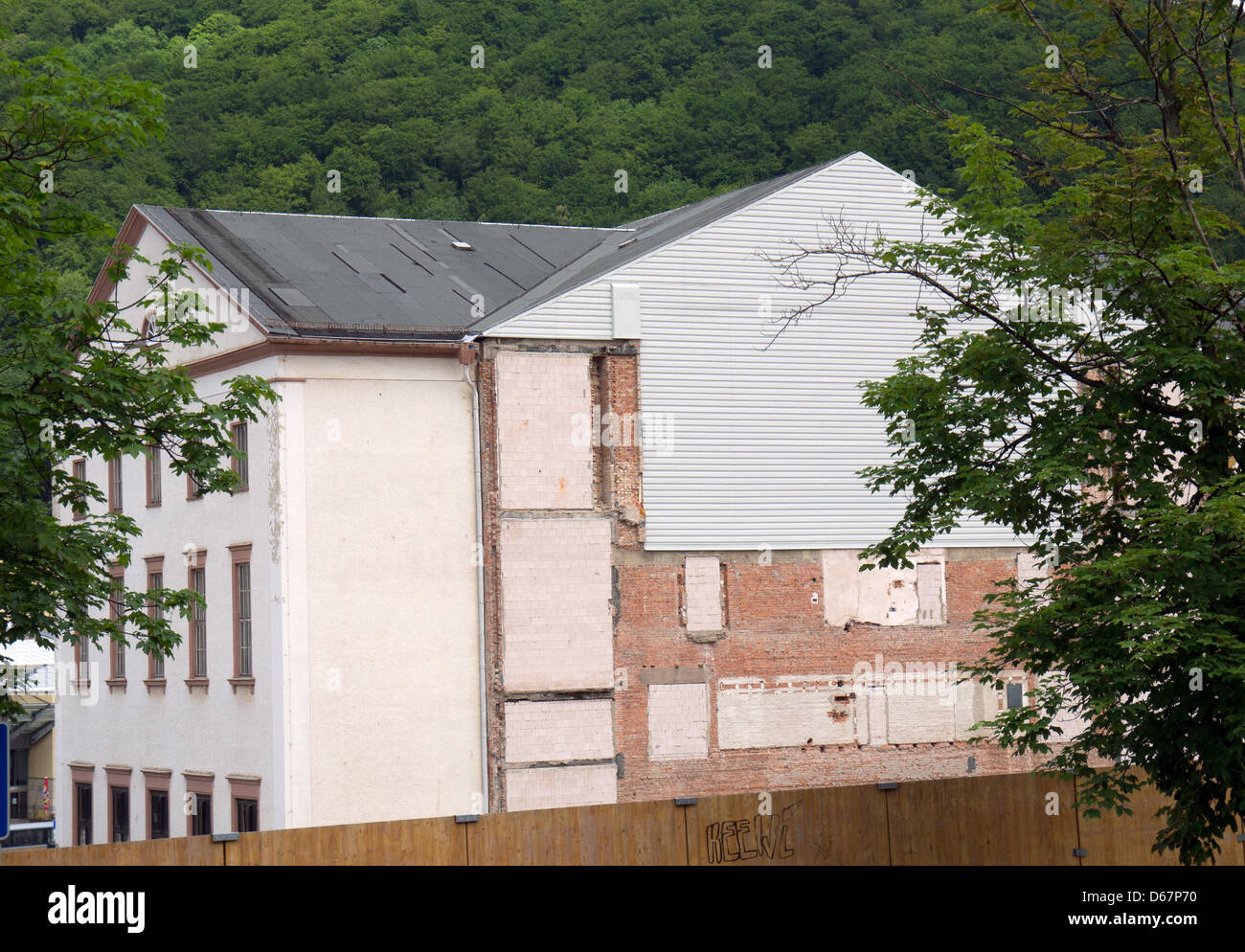 Des travaux de démolition s'effectue sur le centre culturel qui a été fermé pendant des années à Suhl, Allemagne, 19 juin 2012. Il a été nommé 'October 7th' après l'anniversaire de la fondation de la Thuringe pendant l'époque de la RDA. Les trois quarts de l'édifice a été supprimée. Un nouveau bâtiment sera construit pour accueillir la chambre de commerce et d'industrie pour l'Thuringe ainsi qu'additiona Banque D'Images