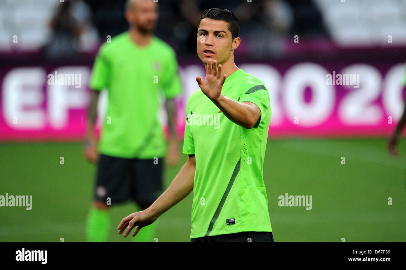 Les gestes du Portugal Cristiano Ronaldo au cours d'un entraînement de l'équipe nationale de football portugais à la Donbass Arena de Donetsk, Ukraine, 26 juin 2012. Photo : Thomas Eisenhuth dpa (veuillez vous reporter aux chapitres 7 et 8 de l'http://dpaq.de/Ziovh de l'UEFA Euro 2012 Termes & Conditions)  + + +(c) afp - Bildfunk + + + Banque D'Images