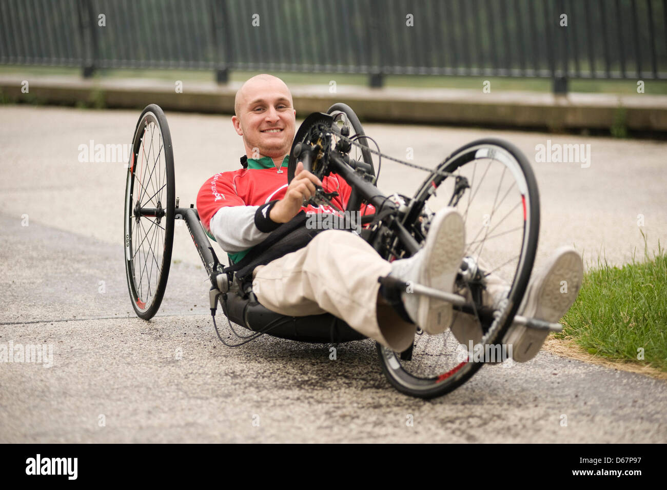 Athlète handicapée Jens Sauerbier réside dans son handbike à Magdeburg,  Allemagne, 20 juin 2012. Il a été dans un fauteuil roulant depuis un  accident de voiture, mais sa fascination pour le sport