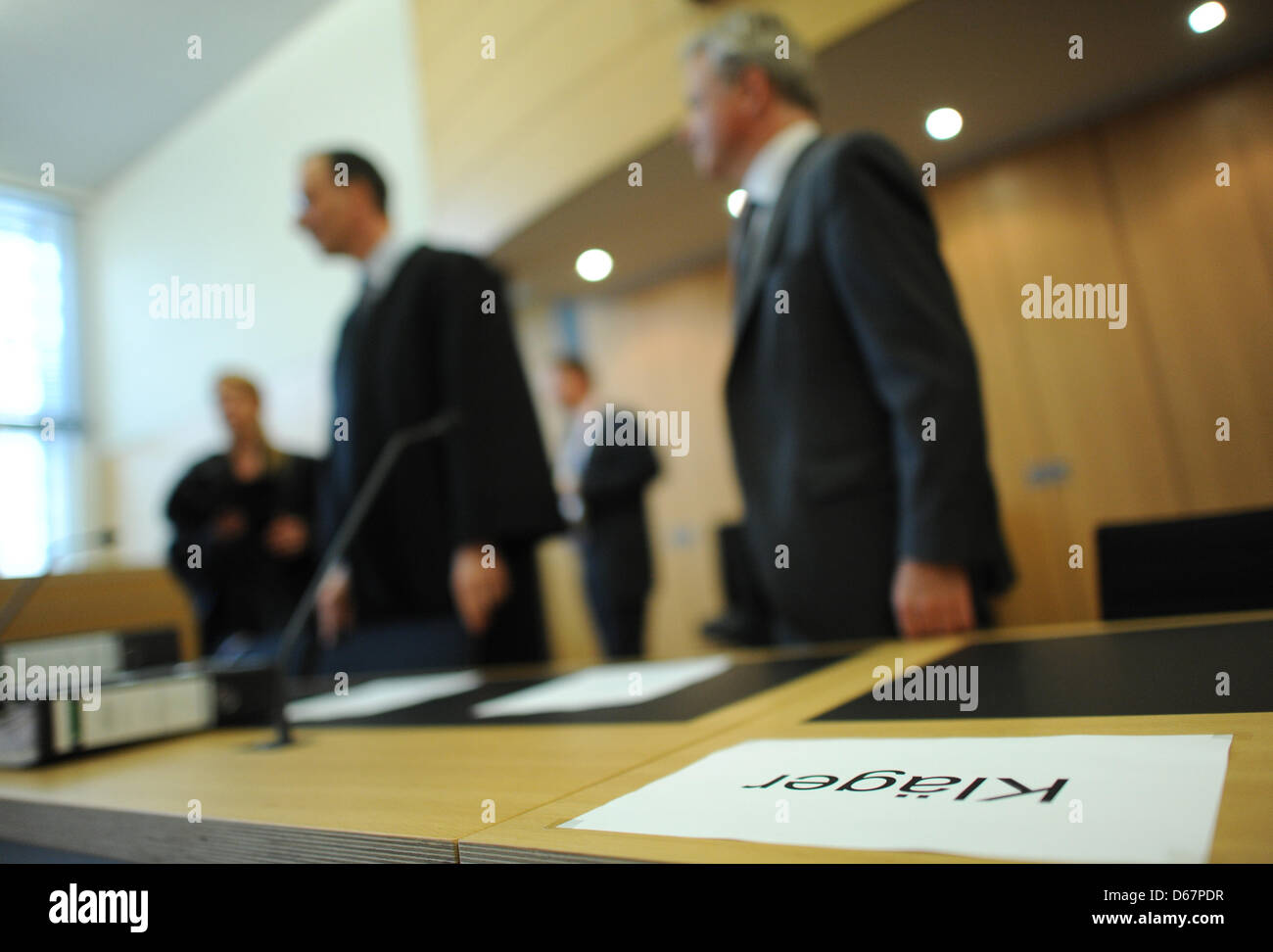 Des représentants et des avocats des demandeurs se tenir dans une salle d'audience du tribunal de district à Braunschweig, Allemagne, 27 juin 2012. La procédure est tenue à la cour de district pour les deux premiers des cinq actions intentées contre Porsche et Volkswagen AG Holding par les investisseurs. Les investisseurs sont d'essayer de demander des dommages-intérêts au montant de millions d'euros dans le cadre de la bataille de prise en charge Banque D'Images