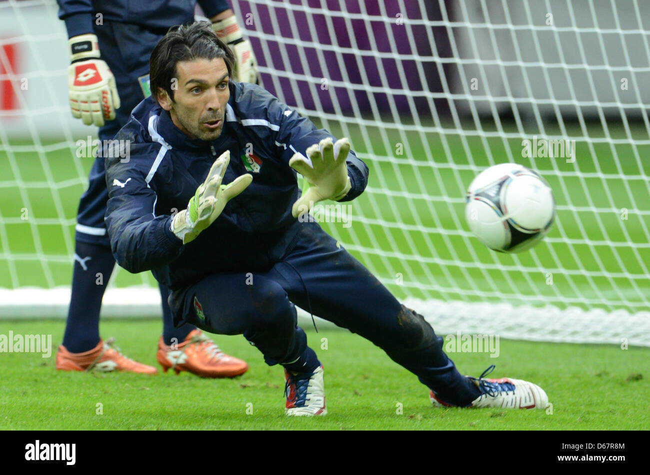 Gardien de l'Italie Gianluigi Buffon attrape la balle au cours d'un entraînement de l'équipe nationale de football italienne au stade National à Varsovie, Pologne, 27 juin 2012. Photo : Andreas Gebert dpa (veuillez vous reporter aux chapitres 7 et 8 de l'http://dpaq.de/Ziovh de l'UEFA Euro 2012 Termes & Conditions) Banque D'Images