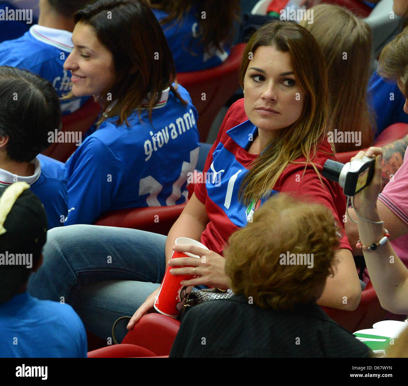 Alena Seredova (C), épouse du gardien Gianluigi Buffon vu sur les stands avant l'UEFA EURO 2012 football match de demi-finale de l'Allemagne contre l'Italie au stade National à Varsovie, Pologne, 28 juin 2012. Photo : Marcus Brandt dpa (veuillez vous reporter aux chapitres 7 et 8 de l'http://dpaq.de/Ziovh de l'UEFA Euro 2012 Termes & Conditions) Banque D'Images