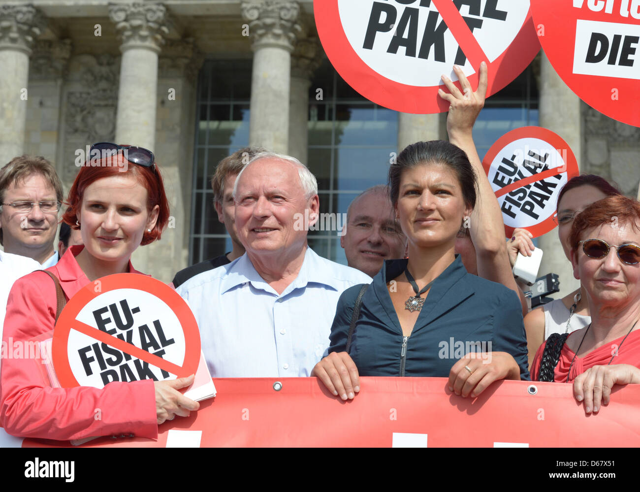 Présidente du parti La Gauche Katja Kipping (L-R), Oskar Lafontaine, président de la faction du parti de gauche dans la Sarre, et Sahra Wagenknecht, vice-présidente du Parti de Gauche démontrer avec la devise "la démocratie et la solidarité au lieu d'un paquet fiscal' devant le Bundestag à Berlin, Allemagne, 29 juin 2012. Attac, Verdi et Berlin pour l'Allemagne a appelé NaturFreunde demonst Banque D'Images