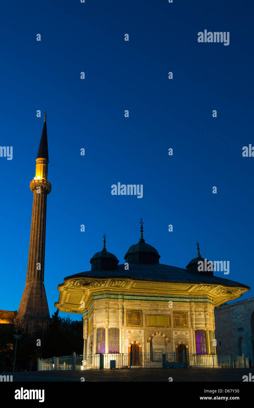 Turquie, Istanbul, Sultanahmet, le Sultan Ahmet III Brunnen vor dem Palast mit der Minarett Topkapi Sainte-sophie Banque D'Images