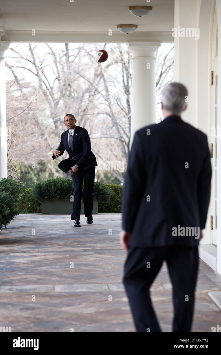 Le président des États-Unis Barack Obama lance un ballon de football avec le chef de cabinet Denis McDonough sur la Colonnade de la Maison Blanche, le 15 mars 2013. Crédit obligatoire . : Pete Souza - White House via CNP Banque D'Images