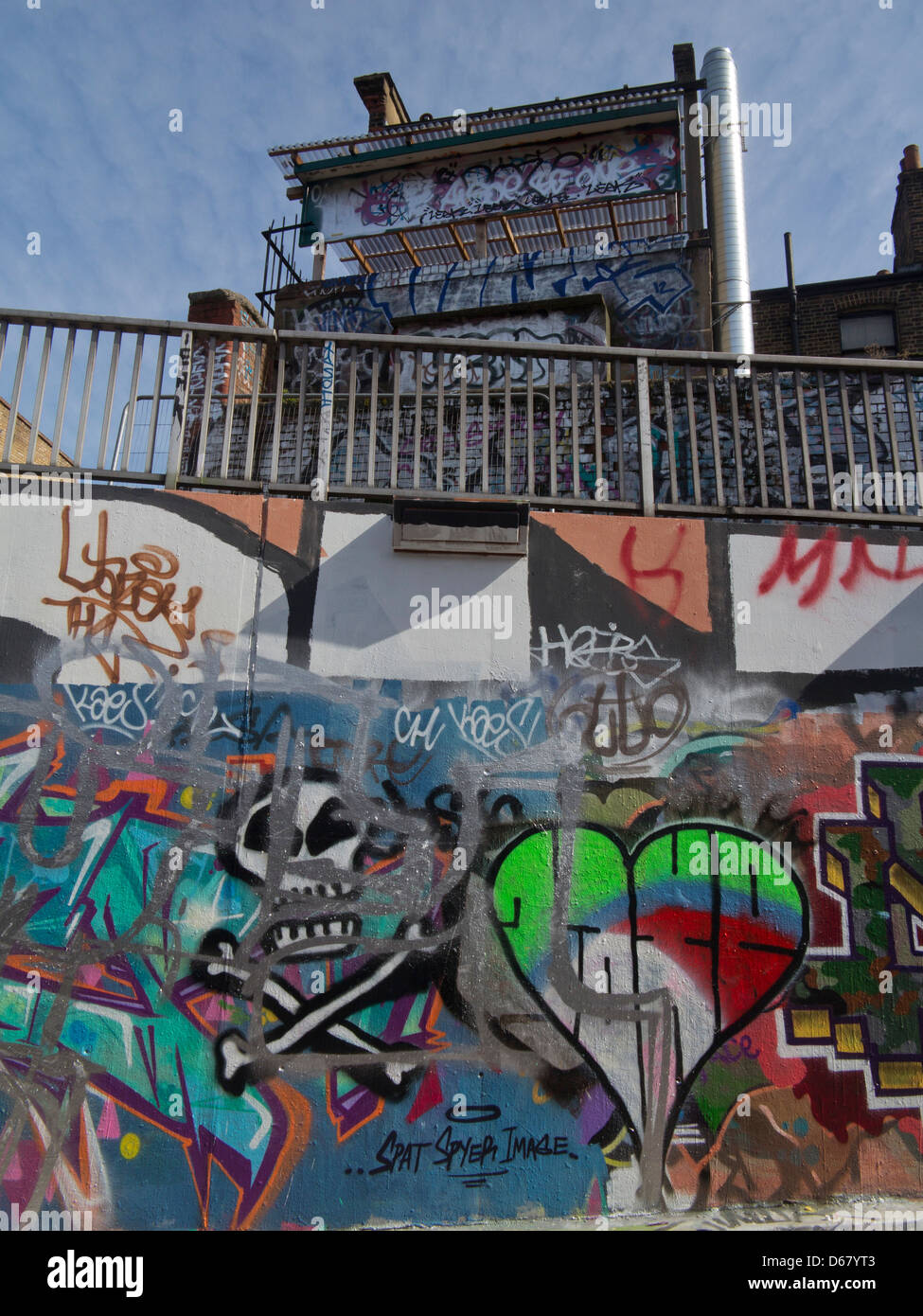 Graffiti sur un mur dans un tunnel à Leake Street. London UK. La zone est réservée aux artistes de graffiti Banque D'Images