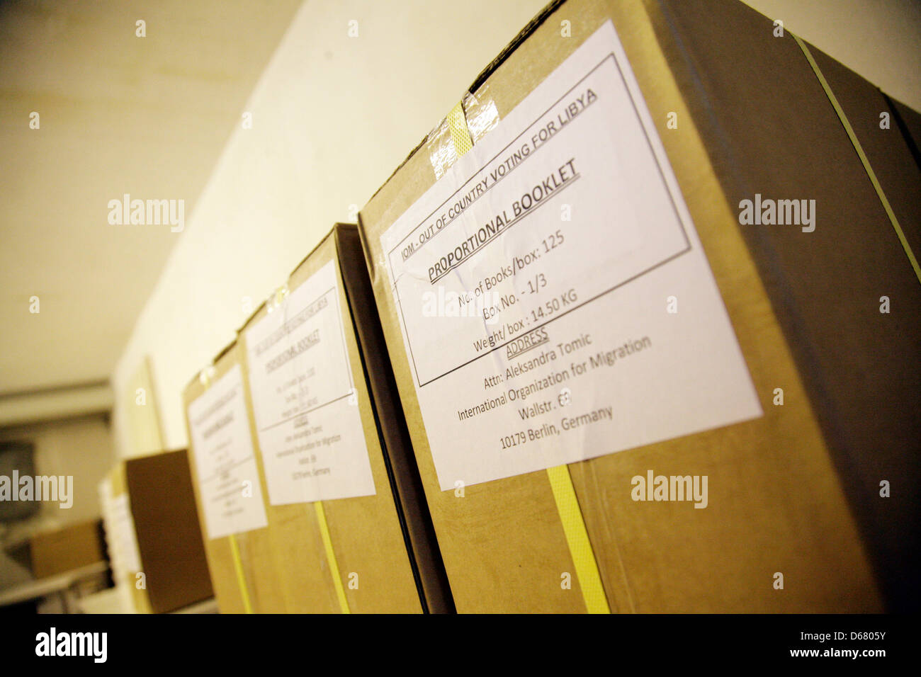 Les cases contenant des bulletins de vote dans un stand à Berlin, Allemagne, 29 juin 2012. Les choses sont nécessaires pour le vote des Libyens en excile dans les prochaines élections de Libye du 03 au 07 juillet 2012 à Berlin. D'abord la Libye des élections législatives nationales depuis la chute de Mouammar Kadhafi l'an dernier sont prévues pour le 07 juillet. Photo : Claudia Levetzow Banque D'Images