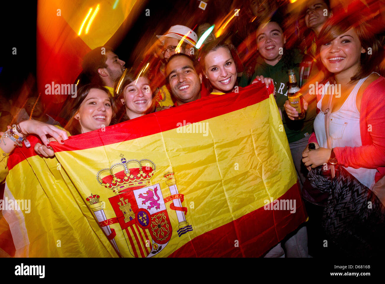 Les partisans espagnols célèbrent la victoire 4-0 de leur équipe après l'UEFA Euro 2012 match de finale entre l'Espagne et l'Italie, dans Osnabrueck, Allemagne, 01 juillet 2012. Photo : Friso Gentsch Banque D'Images