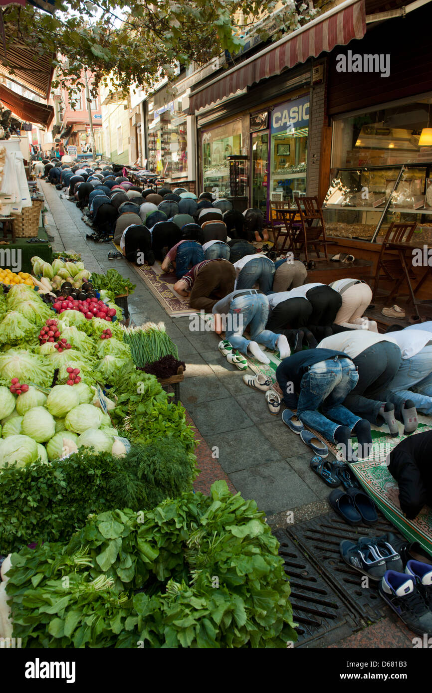 La Turquie, Istanbul, Kadiköy, Gläubige beim Freitagsgebet Kethuda vor der Moschee Carsi dans der Serasker Sokak Banque D'Images