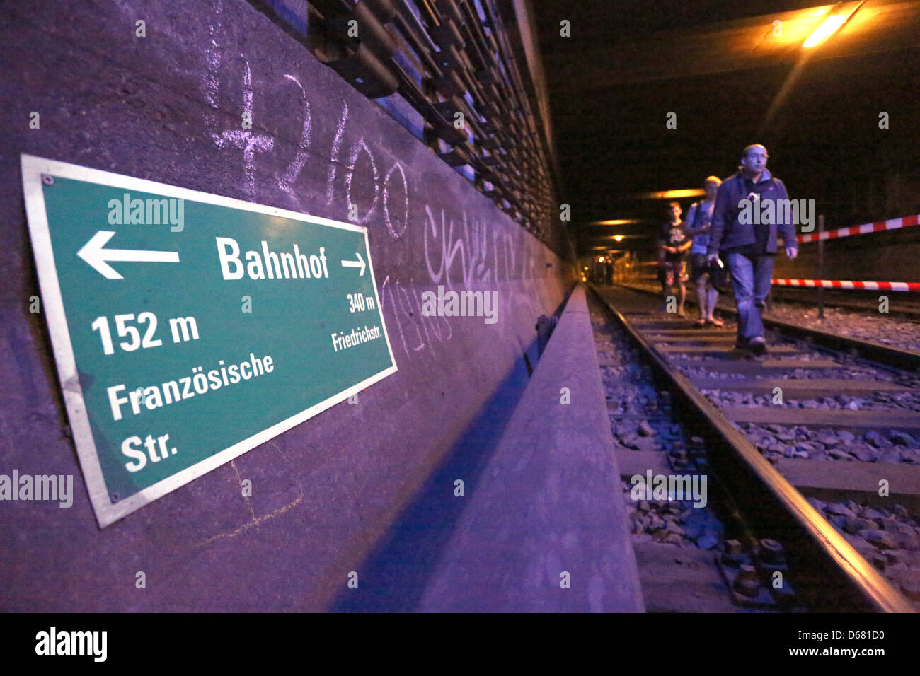 Visiteurs franchissent les 500 mètres de long tunnel entre les stations de U-Bahn Friedrichstrasse et Franzoesische Strasse à Berlin, Allemagne, 1 juillet 2012. Tunnel à leur journée, la Société de Transport de Berlin (BVG) a invité les visiteurs à prendre le "500 étapes pour le nouveau U5', explorer les chemins entre les stations de train et de métro au-dessus du sol. Photo : Stephanie Pilick Banque D'Images