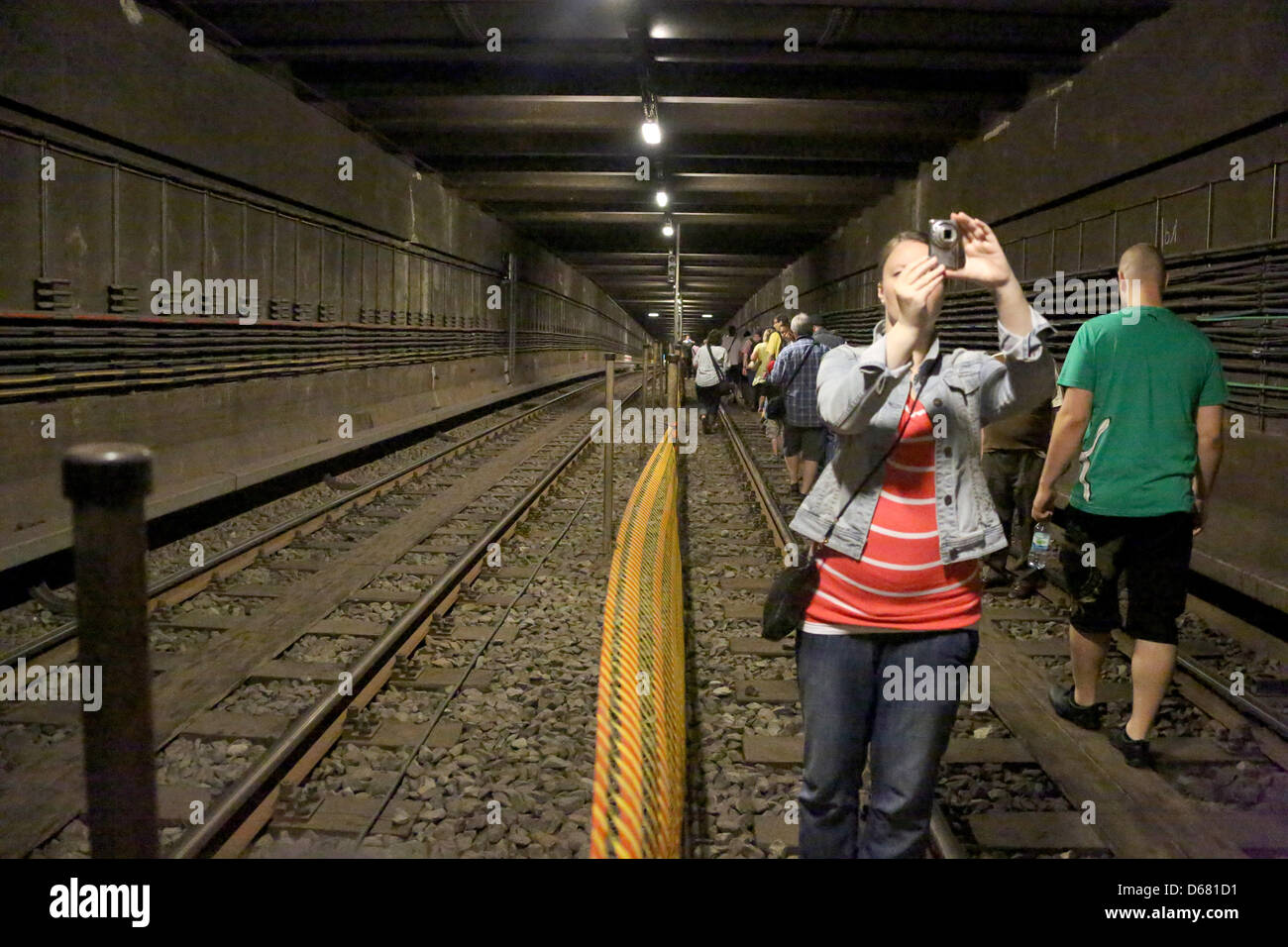 Visiteurs franchissent les 500 mètres de long tunnel entre les stations de U-Bahn Friedrichstrasse et Franzoesische Strasse à Berlin, Allemagne, 1 juillet 2012. Tunnel à leur journée, la Société de Transport de Berlin (BVG) a invité les visiteurs à prendre le "500 étapes pour le nouveau U5', explorer les chemins entre les stations de train et de métro au-dessus du sol. Photo : Stephanie Pilick Banque D'Images