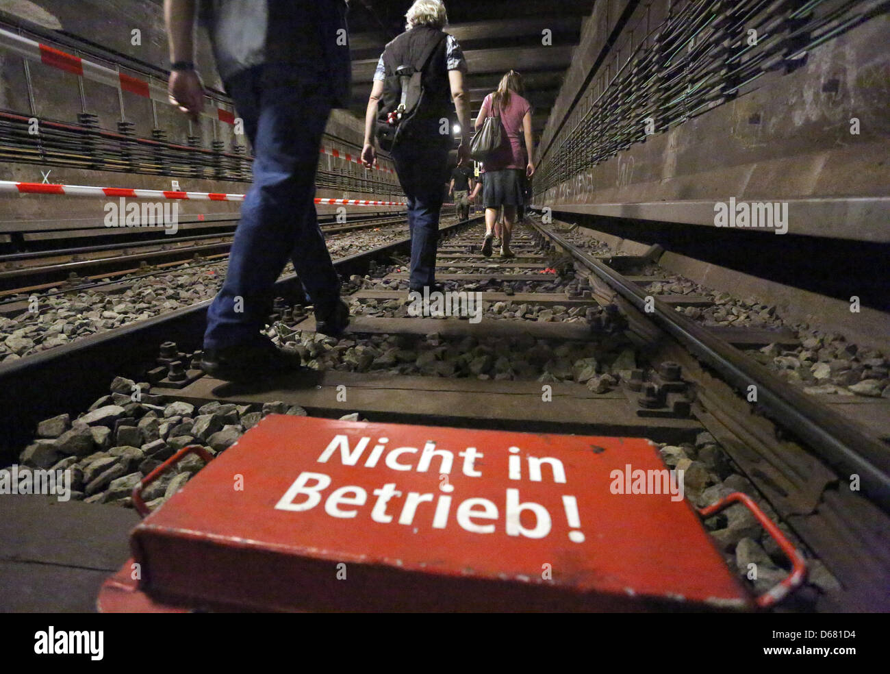Visiteurs franchissent les 500 mètres de long tunnel entre les stations de U-Bahn Friedrichstrasse et Franzoesische Strasse à Berlin, Allemagne, 1 juillet 2012. Tunnel à leur journée, la Société de Transport de Berlin (BVG) a invité les visiteurs à prendre le "500 étapes pour le nouveau U5', explorer les chemins entre les stations de train et de métro au-dessus du sol. Photo : Stephanie Pilick Banque D'Images
