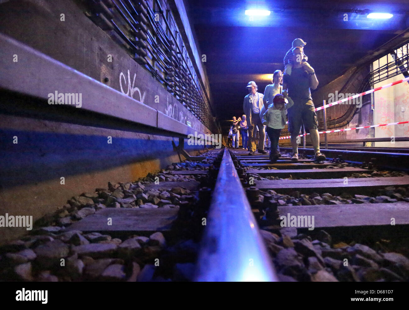 Visiteurs franchissent les 500 mètres de long tunnel entre les stations de U-Bahn Friedrichstrasse et Franzoesische Strasse à Berlin, Allemagne, 1 juillet 2012. Tunnel à leur journée, la Société de Transport de Berlin (BVG) a invité les visiteurs à prendre le "500 étapes pour le nouveau U5', explorer les chemins entre les stations de train et de métro au-dessus du sol. Photo : Stephanie Pilick Banque D'Images