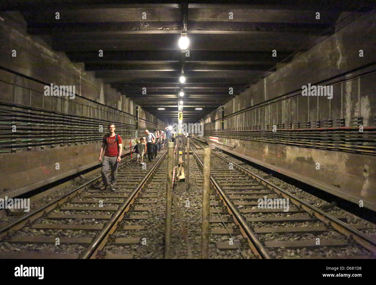 Visiteurs franchissent les 500 mètres de long tunnel entre les stations de U-Bahn Friedrichstrasse et Franzoesische Strasse à Berlin, Allemagne, 1 juillet 2012. Tunnel à leur journée, la Société de Transport de Berlin (BVG) a invité les visiteurs à prendre le "500 étapes pour le nouveau U5', explorer les chemins entre les stations de train et de métro au-dessus du sol. Photo : Stephanie Pilick Banque D'Images